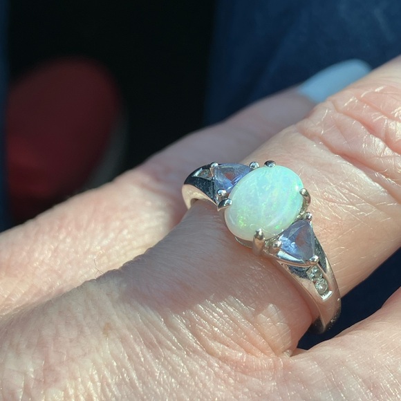 10kt white Gold Opal Amethyst Diamond Ring. - Picture 4 of 13